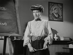 Barbara Leake interpreta Helen Stainton