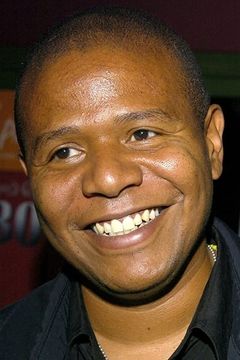 Damon Whitaker interpreta Bobby Todd