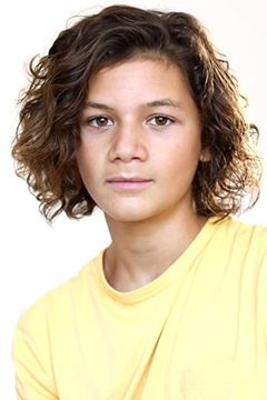 Otis Dhanji interpreta Young Arthur (13 Years Old)