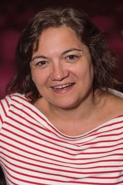 Katy Secombe interpreta Madame Hucheloup