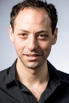 Philip Arditti interpreta Arman
