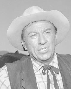 Ken Lynch interpreta Charley - Chicago Policeman