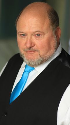 Robert Stevens Wayne interpreta Jules Podell