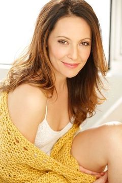 Stephanie Maura Sanchez interpreta Second Anchorwoman