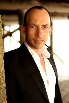 Rob Carpenter interpreta Homeless Guy