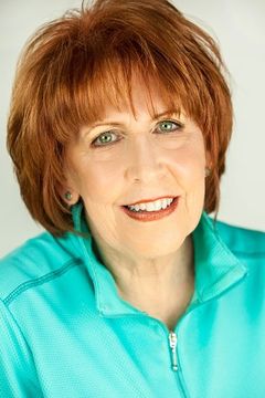 Gayle Garfinkle interpreta Head Waitress