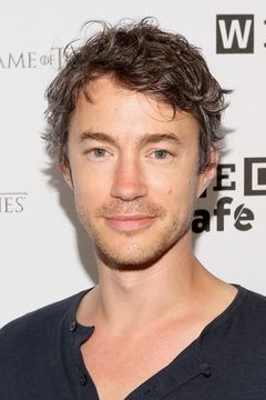 Tom Wisdom interpreta Count Paris
