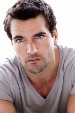 Jackson Hurst interpreta Paramedic
