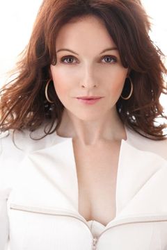 Dervla Kirwan interpreta Adult Marie (Voice)