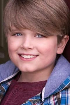 Presley Cole Carlson interpreta Young Dauntless Boy (uncredited)