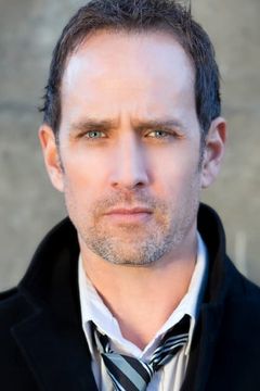 Robert Moloney interpreta Dan
