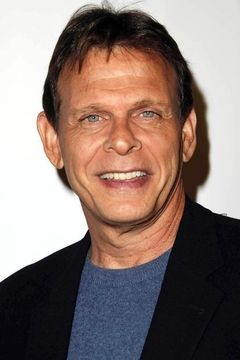 Marc Singer interpreta Explosives Developer