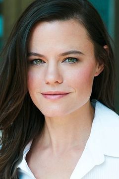 Christin Sawyer Davis interpreta Shelly
