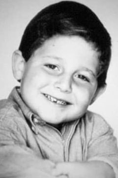 Ben Bookbinder interpreta 8-Year-Old Augustus Maywho