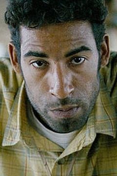 Mohamed Akhzam interpreta Anwar