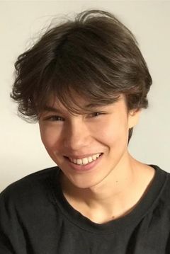 Louis Vazquez interpreta Thomas