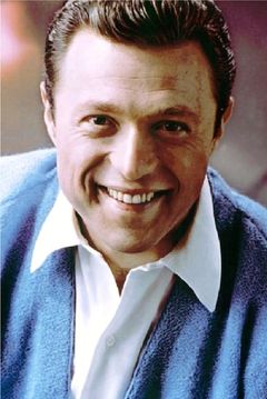 Steve Lawrence interpreta Maury Sline