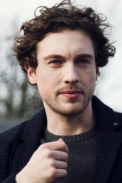 Rory Fleck-Byrne interpreta Sean Morrison