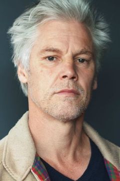 Peter Daube interpreta Khai (uncredited)