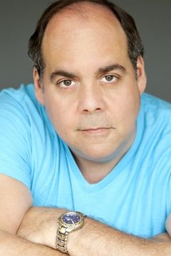 Mark Camacho interpreta Glass' Lawyer