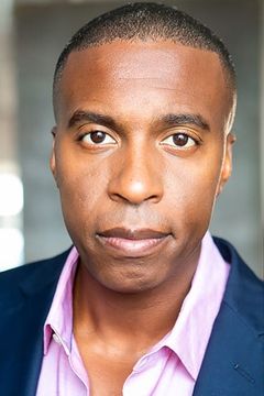 Henry Noble interpreta Principal Richard Diaz