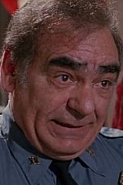 Ralph Monaco interpreta Police Sergeant
