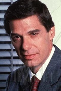 Arthur Taxier interpreta Dr. Fisher