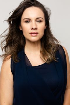 Emily Banks interpreta Louisa Cody
