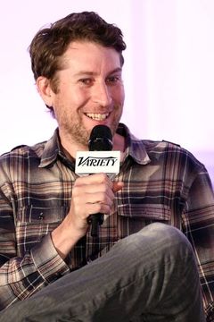 Scott Aukerman interpreta Young Nigel