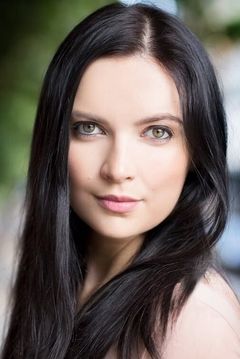 Naomi Everson interpreta Nurse Milton