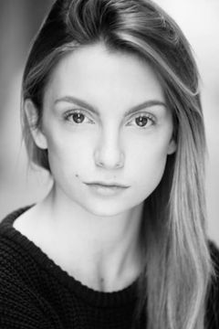 Rosie Taylor-Ritson interpreta Celia Gray