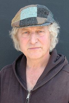 Richard Gould interpreta Additional Voices (voice)