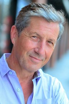 Charles Shaughnessy interpreta Anthony Asquith