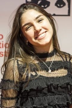 Carolina Rohana interpreta Nerdy Teenage Girl
