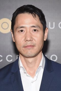 Rob Yang interpreta Lawrence Yee