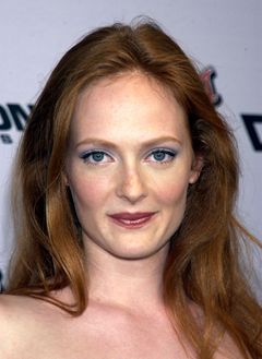 Daisy McCrackin interpreta Mother