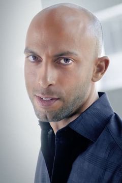Roy Elghanayan interpreta Henchman Larry