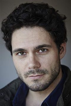 Francis Chouler interpreta Artie Harrington, Jr.