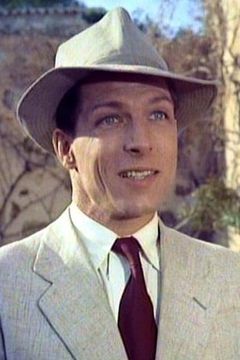 Lyndon Brook interpreta Pugh