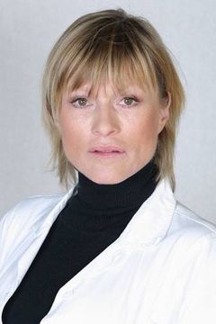Markéta Tanner interpreta Volsk School Director, Larissa Anasova