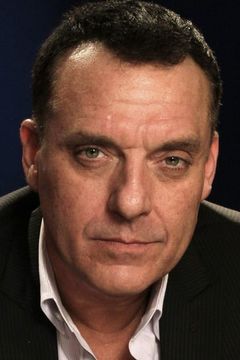 Tom Sizemore interpreta Dr. Quinn Burchenal