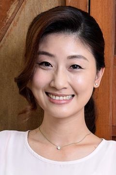 Jacqueline Zhu Zhi-Ying interpreta Mama-san