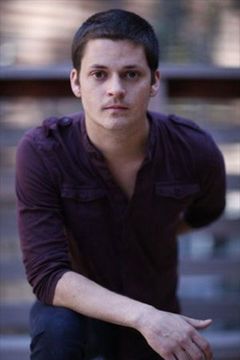 Cameron Finley interpreta Travis