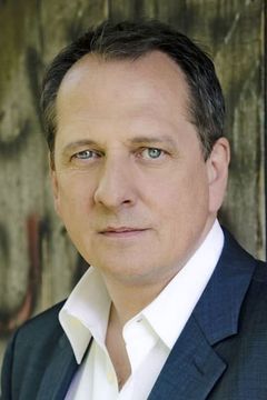 Thomas Kügel interpreta Dr. Erwin Schüle