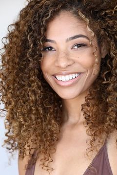 Amanda Payton interpreta Party Person
