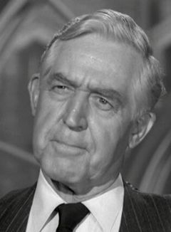 Nolan Leary interpreta Bellhop (uncredited)