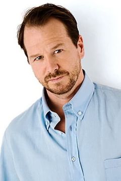 Robert Wahlberg interpreta Interrogating Officer