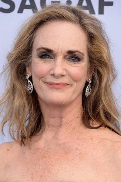 Lisa Emery interpreta Beth