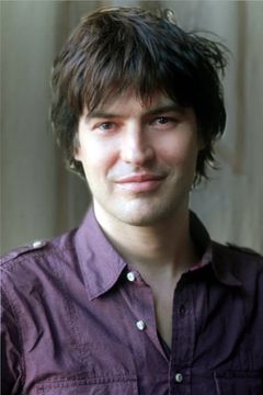 Michael Cavadias interpreta Ray Conklin