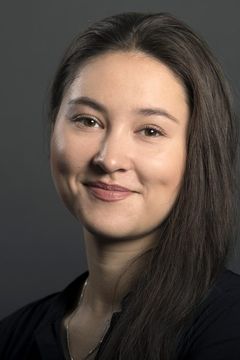 Nivi Pedersen interpreta Emmy Rasmussen